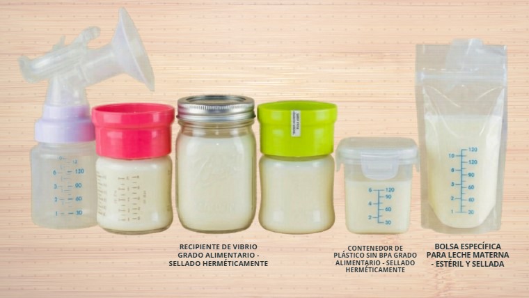 Fotografía de estudio que presenta cinco métodos correctos de almacenamiento de leche humana sobre un fondo de madera clara. De izquierda a derecha: 1) Un extractor de leche manual (sacaleches). 2) Dos biberones de vidrio con leche y tapas roscadas de color (rosa y verde). 3) Un frasco de vidrio Mason Jar (vidrio grado alimentario) completamente lleno con leche y tapa metálica. 4) Un recipiente cuadrado de plástico translúcido libre de BPA (sin BPA) con cierre hermético y marcas de volumen. 5) Una bolsa de almacenamiento de leche materna estéril y autosellable, llena de leche materna y con medidas visibles. La imagen destaca el sellado hermético y los materiales sanitarios.